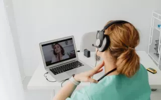 Profissional de saúde em videochamada usando headset