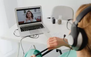 Profissional em atendimento por videochamada no notebook