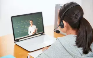 Estudante com headset assistindo a uma aula on-line